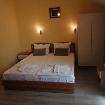 Yana Πανσιόν 3*